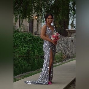 sherri hill silver #54912 size 000. Altered on top but can be undone